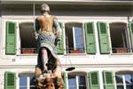 Losanna, Luogo Palud, primo piano sulla statua della Fontana di giustizia, La Svizzera.