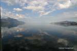 Riflessioni del cielo a Lake Geneva, La Svizzera.