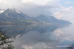 Nubi che sono riflesse nel lago di Ginevra, La Svizzera.