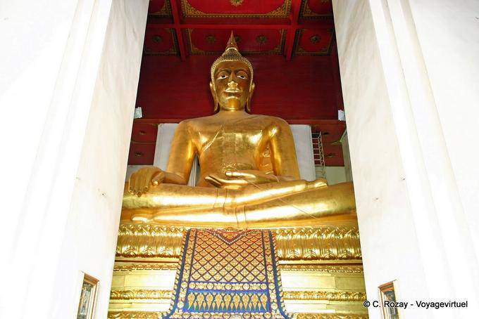 Il principale Buddha nella postura classica presentare Mara, Wat Choeng Phanan, Ayutthaya - La Tailandia