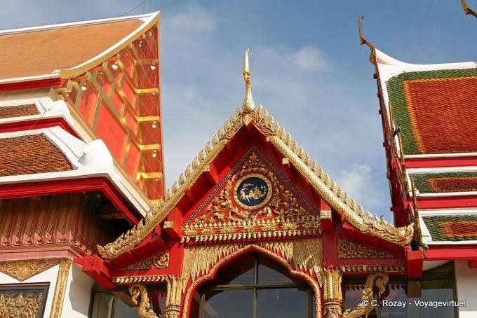 Rappresentante decorazione esterna Chofa e la testa di Garuda, Wat Choeng Phanan, Ayutthaya - La Tailandia