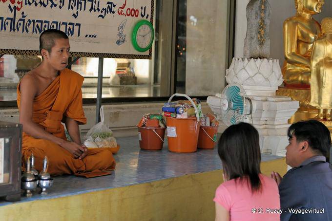 Monk con offerte Wat Choeng Phanan, Ayutthaya - La Tailandia