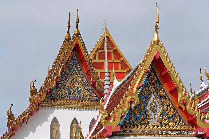 Chofahs e decorazione ombrello Wat Choeng Phanan, Ayutthaya - La Tailandia