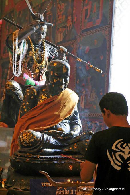 Guerriero cinese e nero Buddha, Wat Choeng Phanan, Ayutthaya - La Tailandia