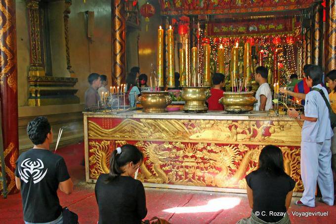 La preghiera davanti all'altare, Wat Choeng Phanan, Ayutthaya - La Tailandia