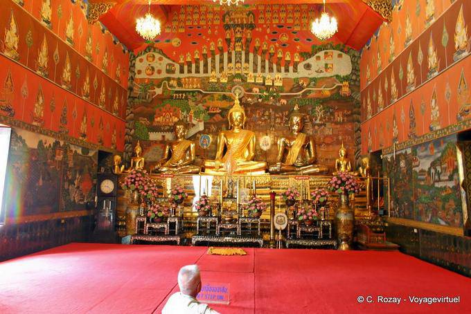 Vecchia immagine di Buddha in ubosoth, Wat Choeng Phanan, Ayutthaya - La Tailandia