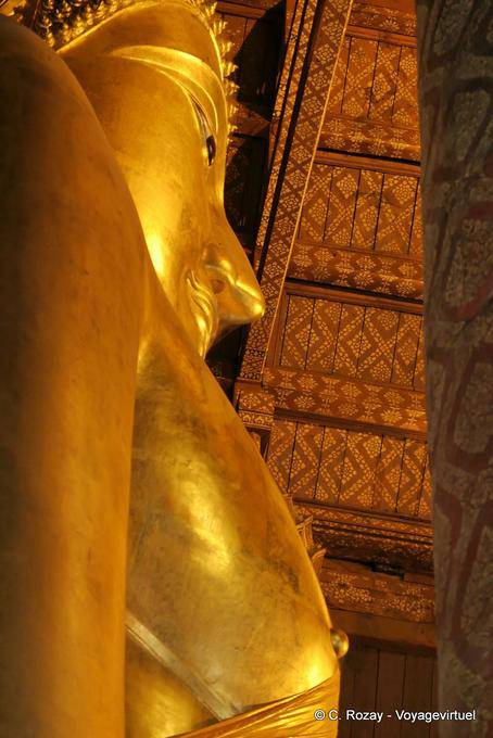 Golden Buddha vista dal basso, Wat Choeng Phanan, Ayutthaya - La Tailandia