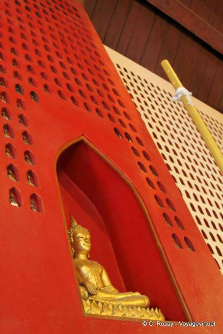All'interno del muro del Vihara, Wat Choeng Phanan, Ayutthaya - La Tailandia
