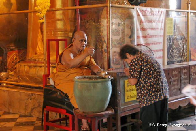 La benedizione di Monk, Wat Choeng Phanan, Ayutthaya - La Tailandia