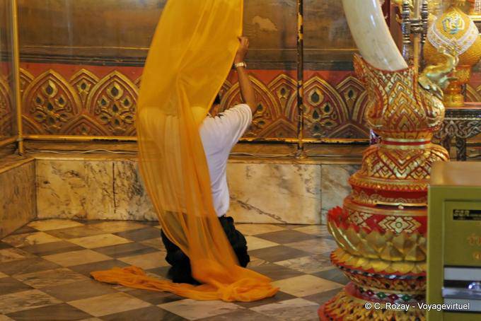 La preghiera Vela, Wat Choeng Phanan, Ayutthaya - La Tailandia