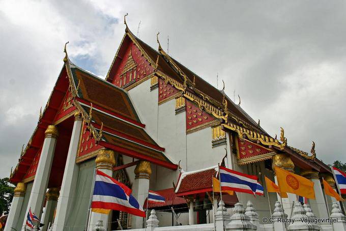 Il bot o ubosot, sala per le ordinazioni di Wat Phra Na Uomini - La Tailandia