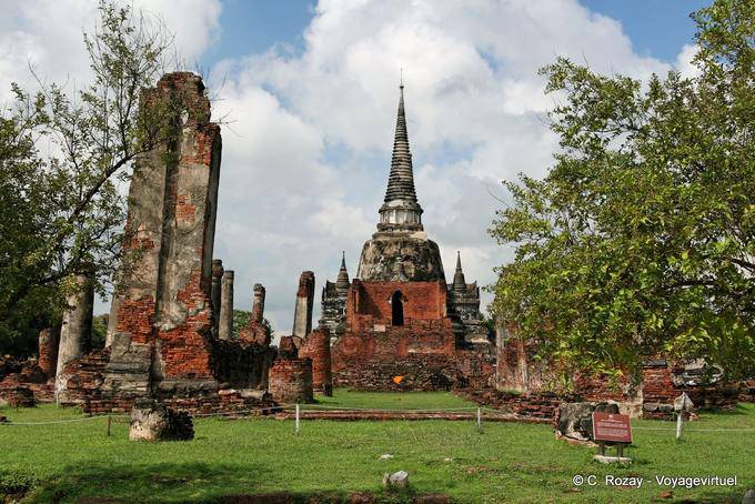 Chiostro in rovina, il Wat Phra Sri Samphet, Ayutthaya - La Tailandia