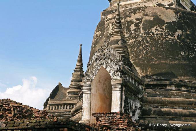 Immissione di un chedi o stupa, Wat Phra Sri Samphet, Ayutthaya - La Tailandia