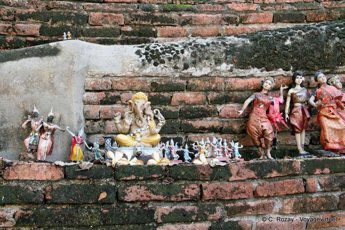 Figure su una parete, Wat Phra Sri Samphet, Ayutthaya - La Tailandia