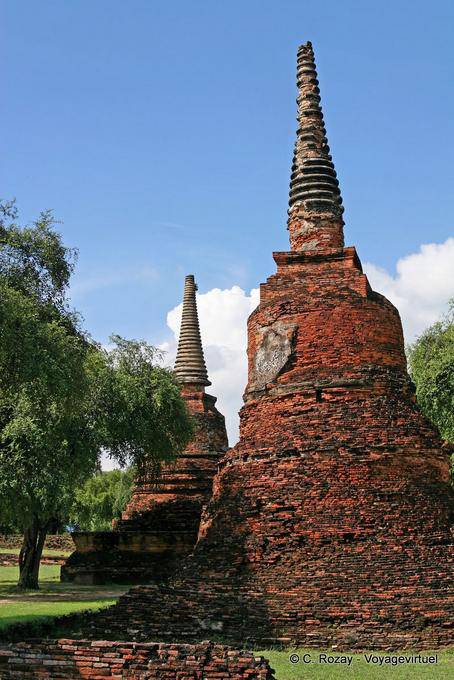 Piccolo chedi danneggiato, il Wat Phra Sri Samphet, Ayutthaya - La Tailandia