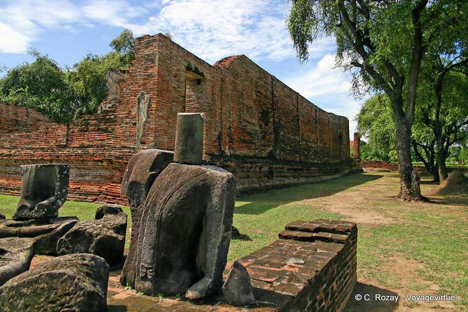 Pezzi di una scultura rotto, Wat Raj Burana, Ayutthaya - La Tailandia