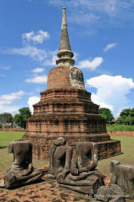 Statue seduti nel chedi fronte, Wat Raj Burana, Ayutthaya - La Tailandia