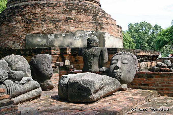 Sculture in pezzi, Wat Raj Burana, Ayutthaya - La Tailandia