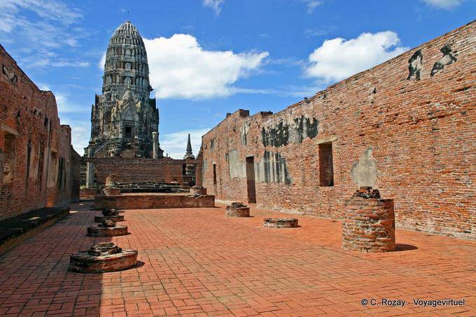 All'interno del Ubosot e Prang (Wat Ratchaburana), Wat Raj Burana, Ayutthaya - La Tailandia