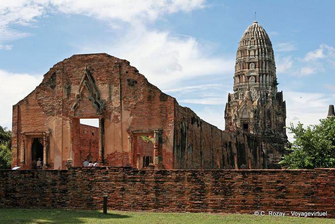 La costruzione del tempio di Wat Raj Burana, Ayutthaya - La Tailandia