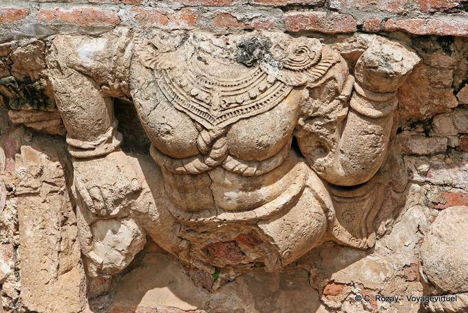 Primo piano sulla scultura Fregio, Wat Raj Burana, Ayutthaya - La Tailandia