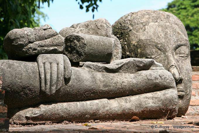 Statua a pezzi, Wat Raj Burana, Ayutthaya - La Tailandia