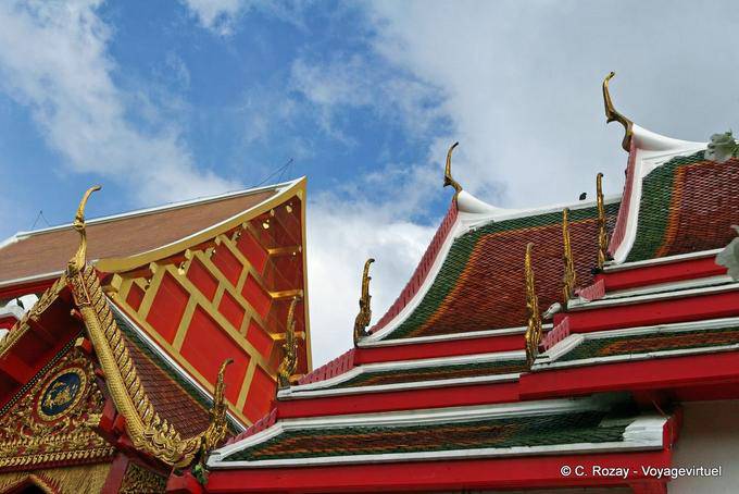 Tempio di tetti e Chofahs, Wat Wat Choeng Phanan, Ayutthaya - La Tailandia