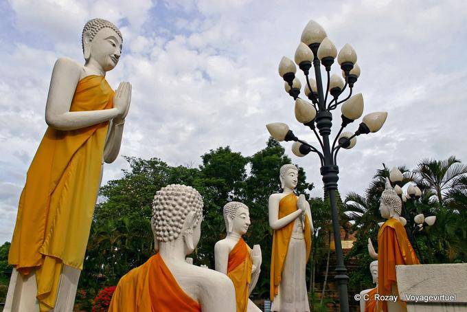 Devozione e lampada da terra, Wat Yai Chai Mongkol, Ayutthaya - La Tailandia
