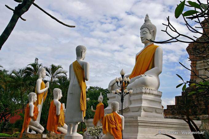 Statue gruppo di preghiera, Wat Yai Chai Mongkol, Ayutthaya - La Tailandia