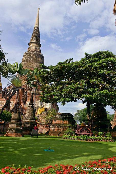 Grande chedi visto per il giardino, Wat Yai Chai Mongkol, Ayutthaya - La Tailandia