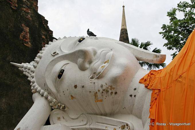 Sorriso del Buddha disteso, Wat Yai Chai Mongkol, Ayutthaya - La Tailandia