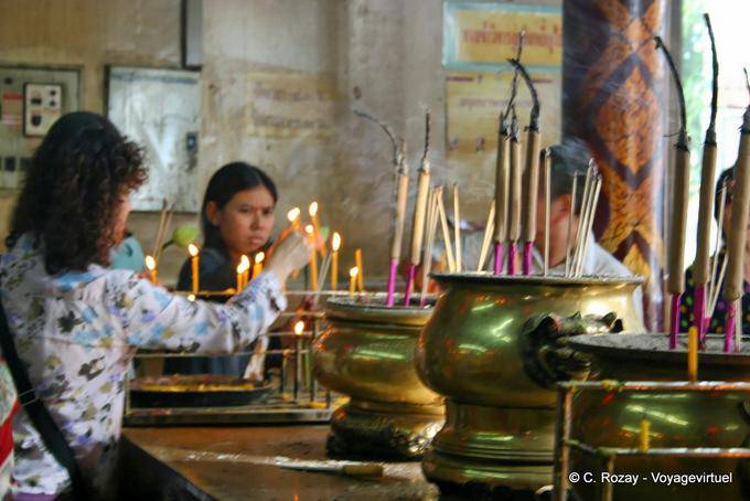 Candele di preghiera e incenso, Wat Yai Chai Mongkol, Ayutthaya - La Tailandia