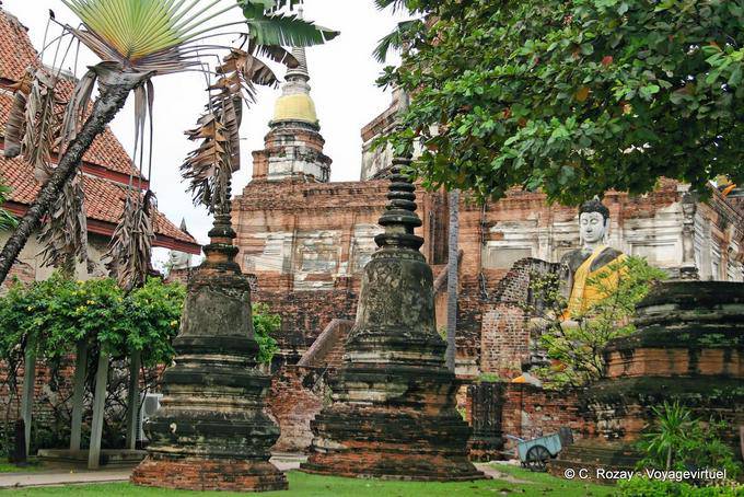 Chedi Mini nel giardino, Wat Yai Chai Mongkol, Ayutthaya - La Tailandia