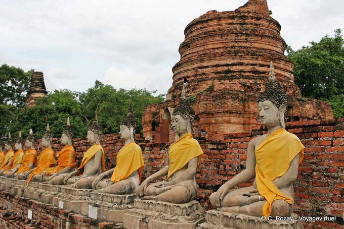 Bhumisparsa fila di Buddha, Wat Yai Chai Mongkol, Ayutthaya - La Tailandia