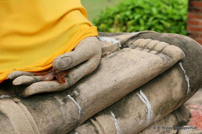 Mano fiorito a piedi Buddha, Wat Yai Chai Mongkol, Ayutthaya - La Tailandia