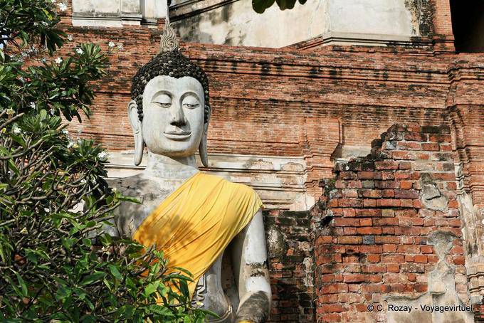 Festoni Buddha, Wat Yai Chai Mongkol, Ayutthaya - La Tailandia