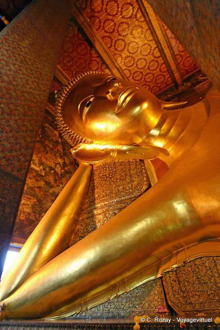 Testa china del Buddha sdraiato, Wat Pho, Bangkok - La Tailandia