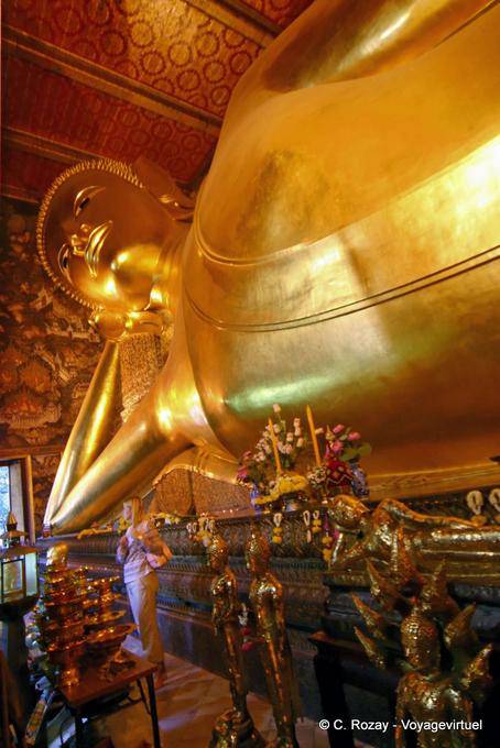Buddha sdraiato sul letto di morte, l'accesso alla parinirvana, Wat Pho, Bangkok - La Tailandia