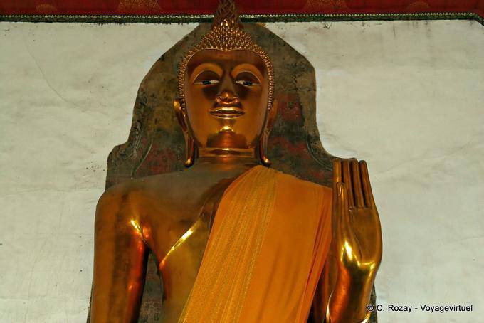 Primo piano su Phra Buddha Puttha Loknat Sasadajan, Wat Pho, Bangkok - La Tailandia