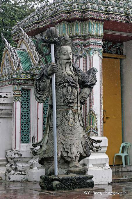 Gigantesca guardia statua in piedi, Wat Pho (Wat Phra Chettuphon), Bangkok - La Tailandia