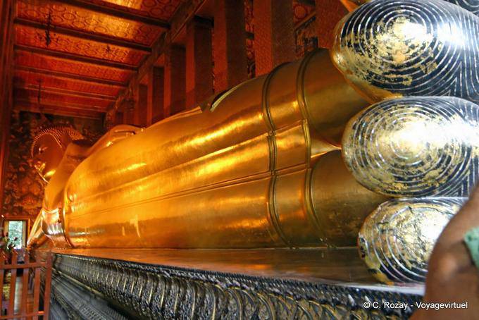 Bangkok, Wat Pho, Buddha disteso, lungo 46 metri e alto 15 metri - La Tailandia