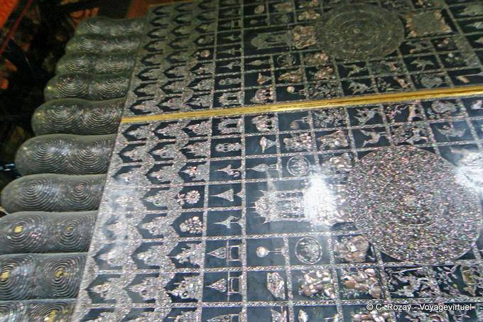 Dettagli del piede del Buddha sdraiato, Wat Pho, Bangkok - La Tailandia