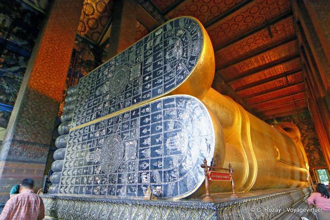 Piedi di Buddha reclinato con sandali intarsiati di madreperla firma 108 buoni auspici, Wat Pho, Bangkok - La Tailandia