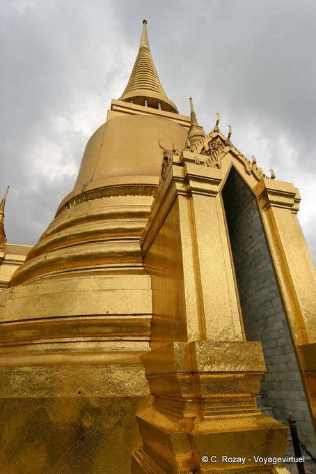 Phra Si Rattana Chedi, Wat Phra Kaew, Bangkok - La Tailandia