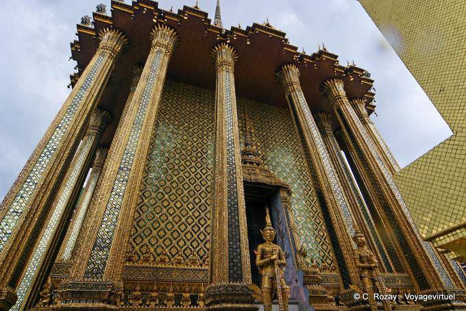 Yaksha due colonne frontali e pareti dorate, Wat Phra Kaew, Bangkok - La Tailandia