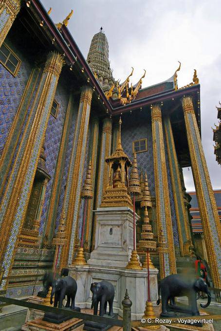 Il Santuario circondato da elefanti, Wat Phra Kaew, Bangkok - La Tailandia