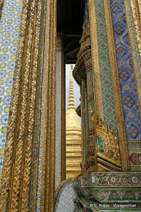Particolare della decorazione ornato, Wat Phra Kaew, Bangkok - La Tailandia