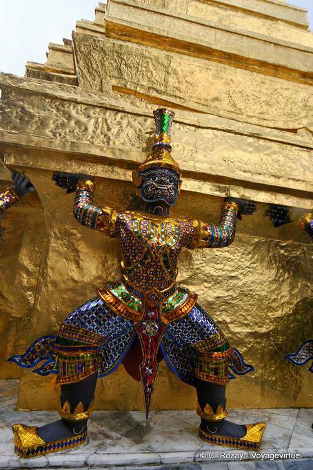 Guardie di supporto dorato Chedi, Wat Phra Kaew, Bangkok - La Tailandia