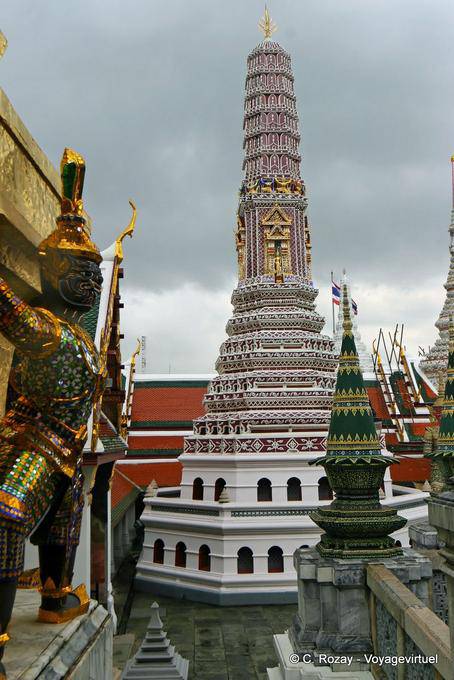 Piccolo prang ornato, Wat Phra Kaew, Bangkok - La Tailandia