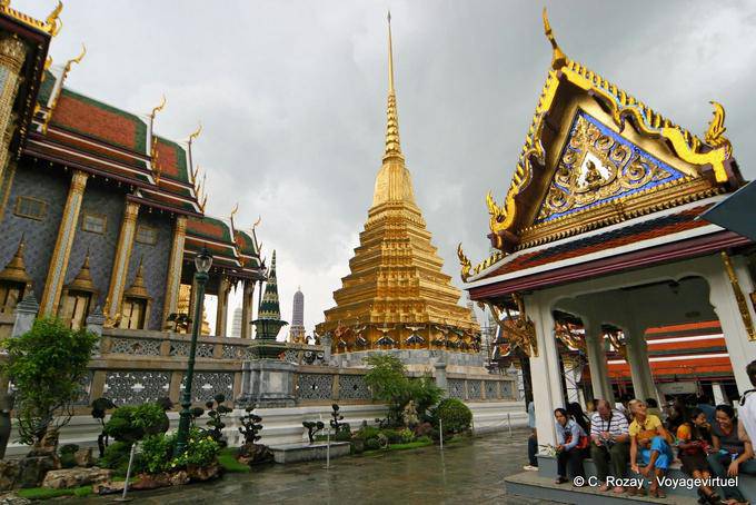 Il Chedi d'oro sotto la pioggia, Wat Phra Kaew, Bangkok - La Tailandia